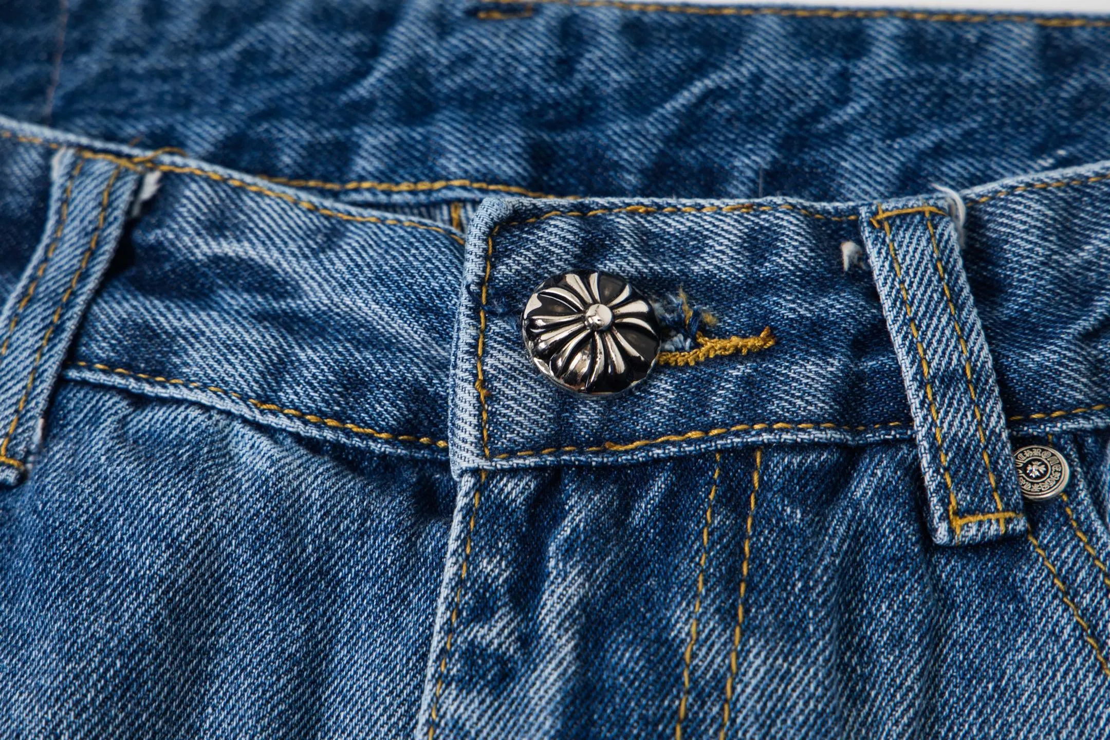 P260 Chrome Hearts light blue pants, Sanskrit yellow and white patchwork leather jeans. CH jeans need to be washed before being dismantled and then hand-stitched with sheepskin cross leather and then spliced ​​together. The whole piece has too many craftsmanship to explain. The patchwork is decorated with cross flowers, and the high-waisted washed jeans! ! Absolutely high-end luxury products, god-level single products and super popular products, made with top heavy industry, a must-see magic weapon. Customized hardware. The fabric is thick and soft after washing. It has good breathability. Customized small leather label. Unique design. The details are simple and elegant, and the workmanship is exquisite. The entire trousers are neatly routed and the details are in place! It’s so cool that both men and women can easily control the genderless trend! Style number: 1804# Color: blue Size: 28 30 32 34
